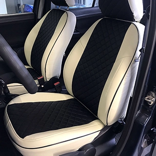 Авточехлы на передние сиденья Skoda: белая экокожа и черная вставка с прострочкой «ромб»